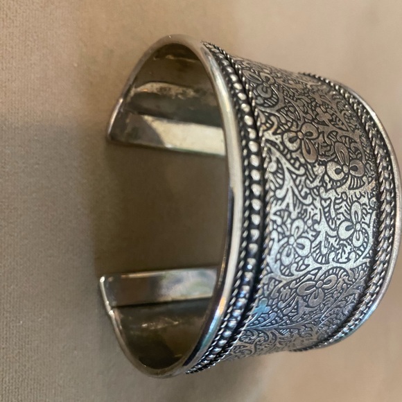 Vintage Silver Tone 3 Leaf Clover Filigree Design Cuff Bracelet - Picture 6 of 6